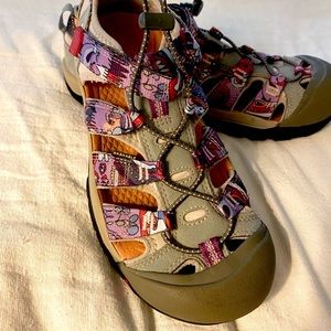 KEEN Sandals size Juniors 6 (EU 38 UK 5 CM 24.5) *COMPARABLE TO WOMEN’S 8-8.5